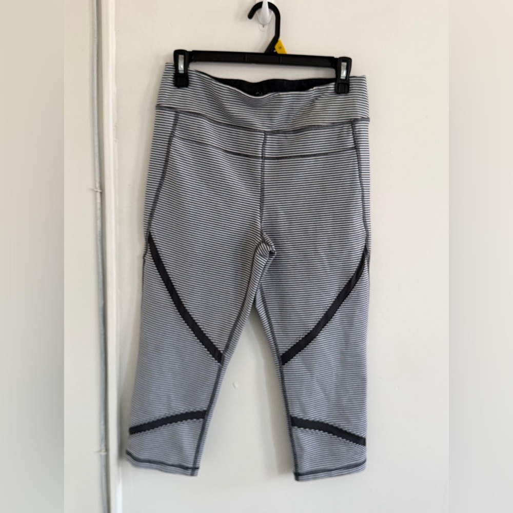 Calvin Klein women Gray Striped Performance Capri yoga Leggings size L